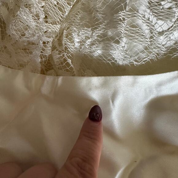 Elegant 1980s Princess Form Fitting Satin and Lace gown - Picture 8 of 9